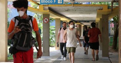 USP deixa de exigir uso de máscara em ambientes fechados