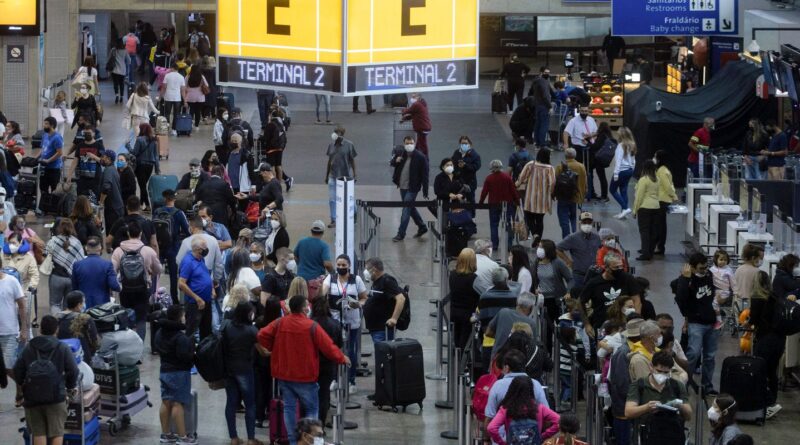 Anvisa aprova volta do uso de máscaras em aviões e aeroportos