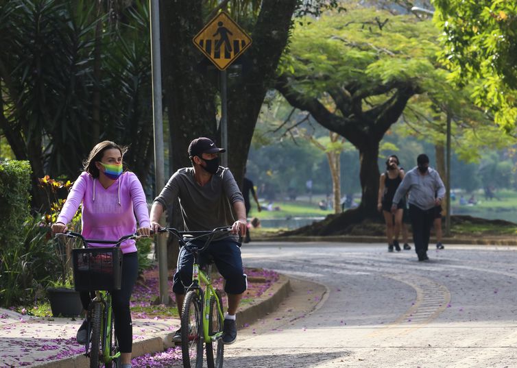 Lazer no Parque do Ibirapuera após a flexibilização do isolamento social durante a pandemia de covid-19.