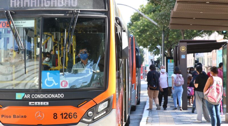 São Paulo distribui 1 milhão de máscaras em 32 terminais de ônibus