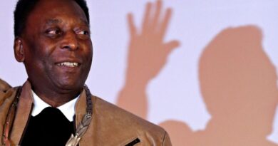 Pelé segue internado e quadro de saúde é estável