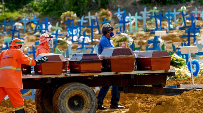 Brasil chega à marca de 700 mil mortes por covid-19