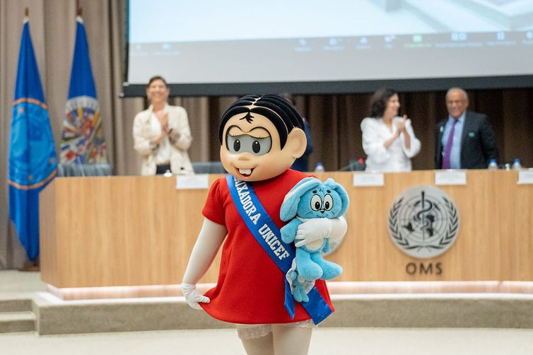 Brasília (DF) -  A ministrada Saúde, Nízia Trindade com a personagem Mônica, do Mauricio de Sousa, e o Zé Gotinha, dentro do auditório da Opas.
Foto: Júlia Prado/ ASCOM Ministério da Saúde