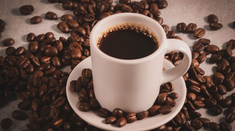 Médica de família e consultora da Kipp Saúde fala sobre malefícios e benefícios do café e a forma mais segura de consumi-lo