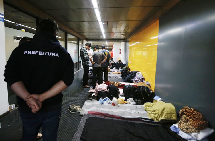 Guarulhos (SP) 27/06/2023  - Surto de sarna atinge afegãos acampados no Aeroporto de Guarulhos.
Equipe de Saúde da prefeitura de Guarulhos identificou um surto de sarna entre os afegãos acampados no Aeroporto de Guarulhos. Aline Sobral do Coletivo Frente Afegã mostra menina com sarna. 
Foto Paulo Pinto/Agência Brasil
