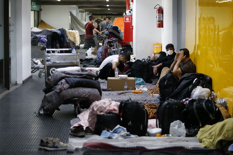 Guarulhos (SP) 27/06/2023  - Surto de sarna atinge afegãos acampados no Aeroporto de Guarulhos.
Equipe de Saúde da prefeitura de Guarulhos identificou um surto de sarna entre os afegãos acampados no Aeroporto de Guarulhos. Aline Sobral do Coletivo Frente Afegã mostra menina com sarna. 
Foto Paulo Pinto/Agência Brasil
