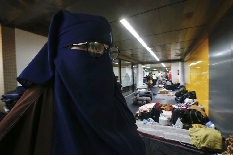 Guarulhos (SP) 27/06/2023  - Surto de sarna atinge afegãos acampados no Aeroporto de Guarulhos.
Equipe de Saúde da prefeitura de Guarulhos identificou um surto de sarna entre os afegãos acampados no Aeroporto de Guarulhos. Aline Sobral do Coletivo Frente Afegã mostra menina com sarna. 
Foto Paulo Pinto/Agência Brasil
