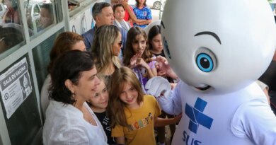 Momento histórico, diz ministra sobre início da vacinação de crianças