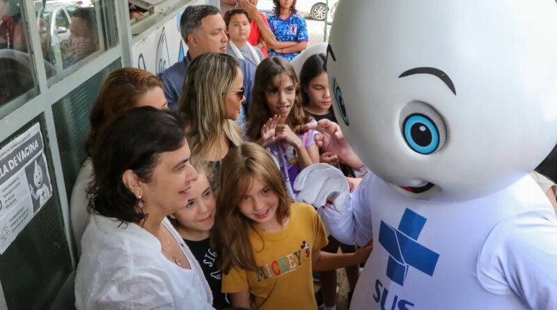 Momento histórico, diz ministra sobre início da vacinação de crianças