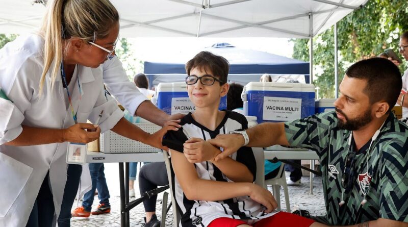 Rio começa a imunizar crianças de 12 anos contra a dengue