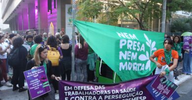 Manifestantes em SP acusam Cremesp de criminalizar aborto legal