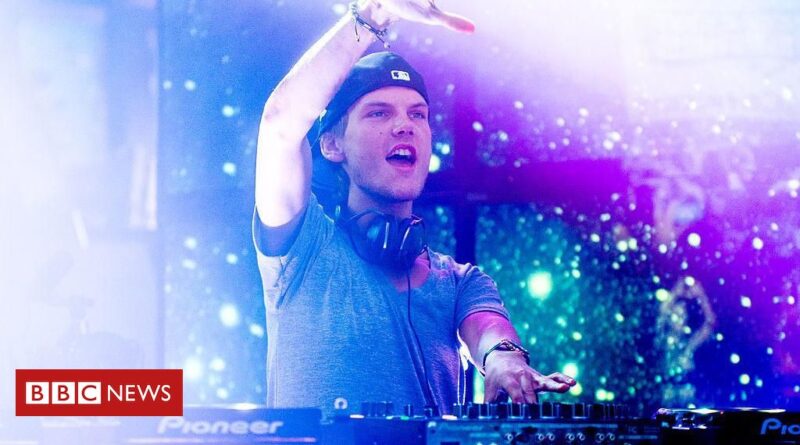 DJ Avicii: A luta do pai do jovem para superar a morte: 'Às vezes, fico bravo com ele. Por que nos deixou?'